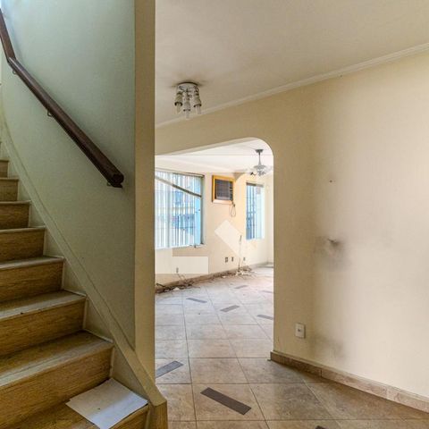 Casa à venda com 210m², 5 quartos e 3 vagasEscada
