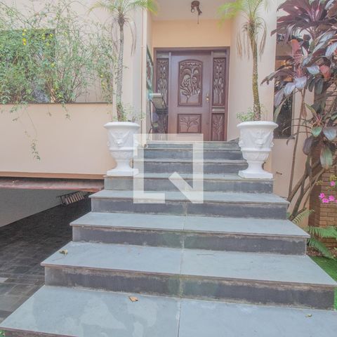 Casa à venda com 434m², 4 quartos e 8 vagas Casa à venda com 434m², 4 quartos e 8 vagasÁrea Externa