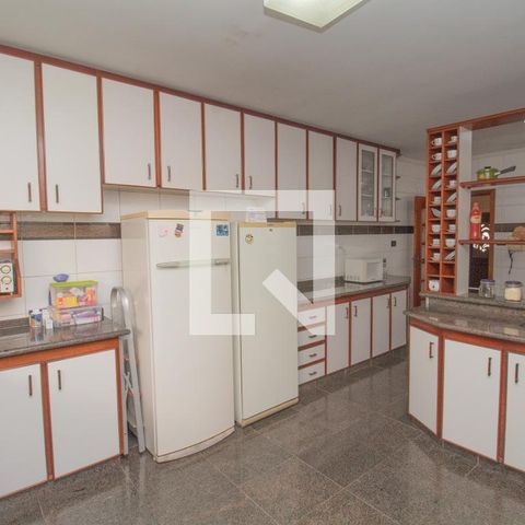 Casa à venda com 434m², 4 quartos e 8 vagas Casa à venda com 434m², 4 quartos e 8 vagasCozinha