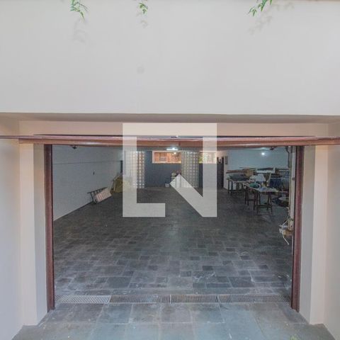Casa à venda com 434m², 4 quartos e 8 vagas Casa à venda com 434m², 4 quartos e 8 vagasGaragem