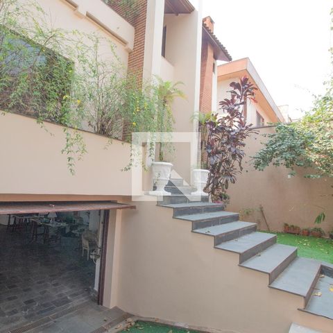 Casa à venda com 434m², 4 quartos e 8 vagas Casa à venda com 434m², 4 quartos e 8 vagasÁrea Externa