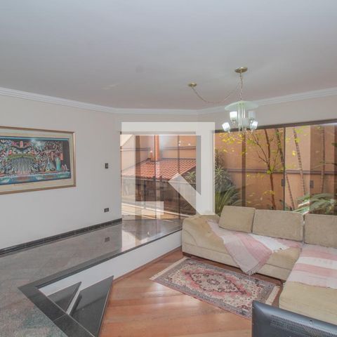 Casa à venda com 434m², 4 quartos e 8 vagas Casa à venda com 434m², 4 quartos e 8 vagasSala