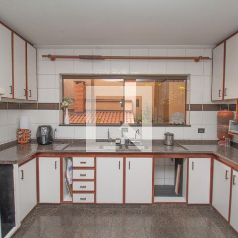 Casa à venda com 434m², 4 quartos e 8 vagas Casa à venda com 434m², 4 quartos e 8 vagasCozinha