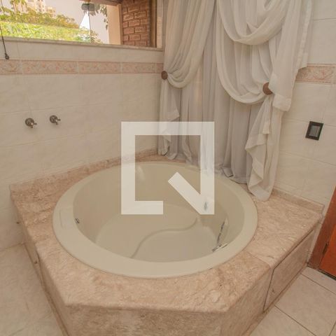 Casa à venda com 434m², 4 quartos e 8 vagas Casa à venda com 434m², 4 quartos e 8 vagasBanheiro Quarto 1