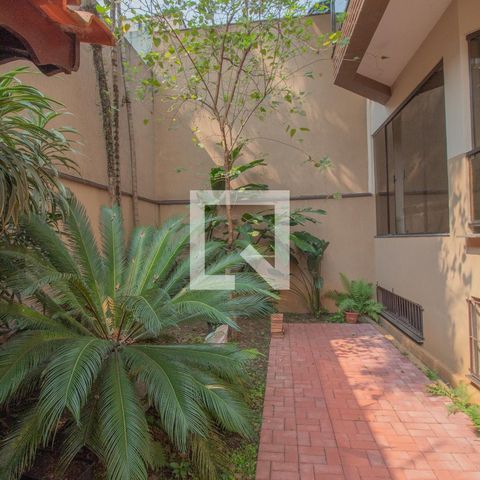 Casa à venda com 434m², 4 quartos e 8 vagas Casa à venda com 434m², 4 quartos e 8 vagasÁrea Externa