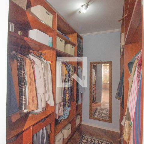 Casa à venda com 434m², 4 quartos e 8 vagas Casa à venda com 434m², 4 quartos e 8 vagasCloset