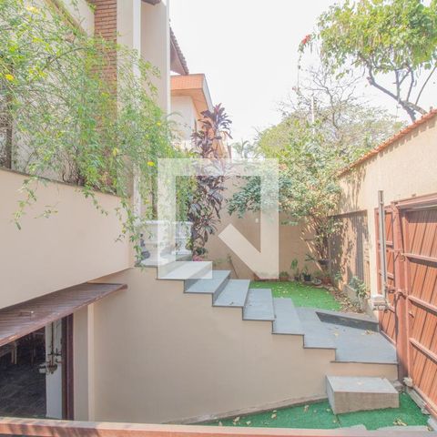 Casa à venda com 434m², 4 quartos e 8 vagas Casa à venda com 434m², 4 quartos e 8 vagasGaragem