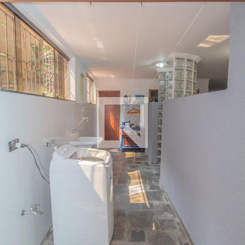Casa à venda com 434m², 4 quartos e 8 vagas Casa à venda com 434m², 4 quartos e 8 vagasÁrea de Serviço