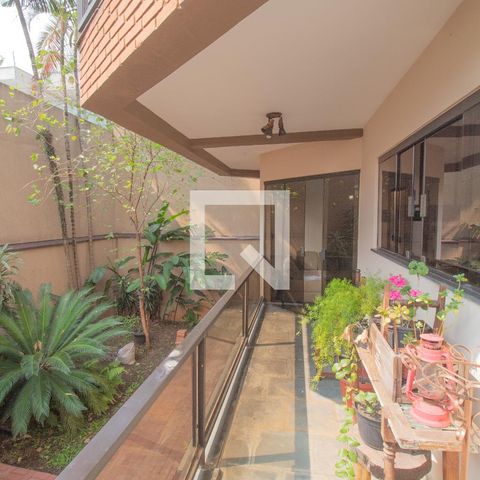 Casa à venda com 434m², 4 quartos e 8 vagas Casa à venda com 434m², 4 quartos e 8 vagasVaranda