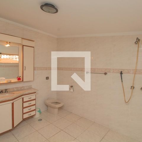 Casa à venda com 434m², 4 quartos e 8 vagas Casa à venda com 434m², 4 quartos e 8 vagasBanheiro Quarto 1