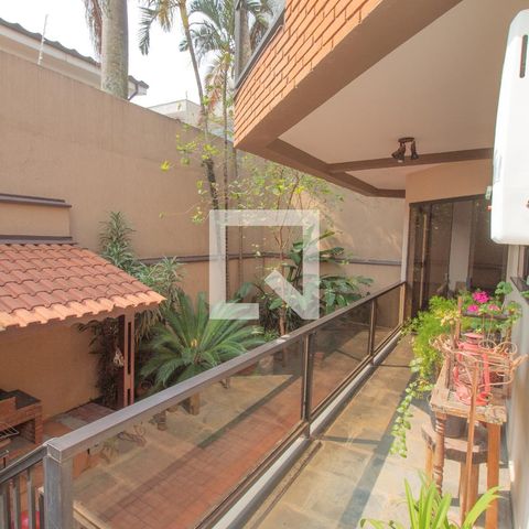 Casa à venda com 434m², 4 quartos e 8 vagas Casa à venda com 434m², 4 quartos e 8 vagasÁrea Externa