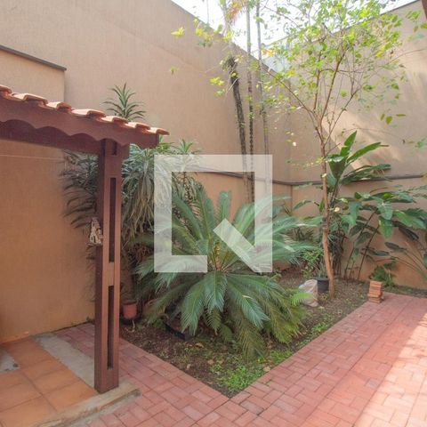 Casa à venda com 434m², 4 quartos e 8 vagas Casa à venda com 434m², 4 quartos e 8 vagasÁrea Externa