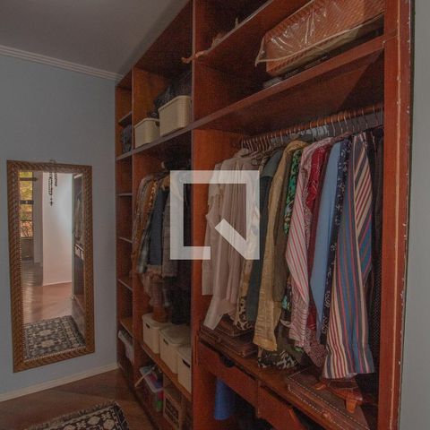 Casa à venda com 434m², 4 quartos e 8 vagas Casa à venda com 434m², 4 quartos e 8 vagasCloset