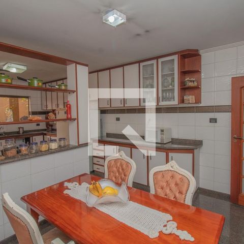 Casa à venda com 434m², 4 quartos e 8 vagas Casa à venda com 434m², 4 quartos e 8 vagasCozinha