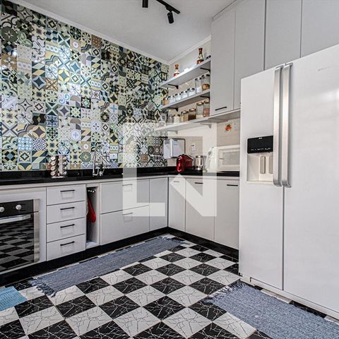 Casa à venda com 169m², 4 quartos e 3 vagas Casa à venda com 169m², 4 quartos e 3 vagascozinha