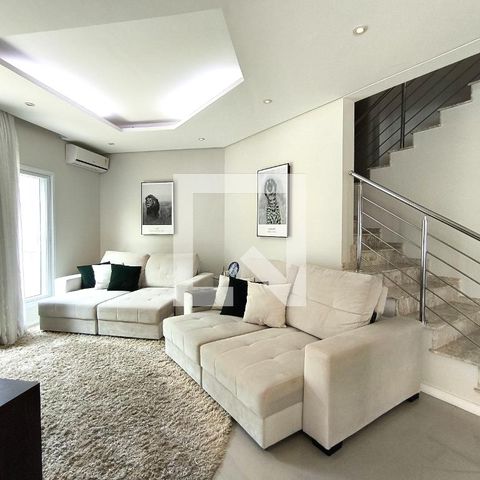Casa de condomínio à venda com 452m², 3 quartos e 4 vagas Casa de condomínio à venda com 452m², 3 quartos e 4 vagasSala