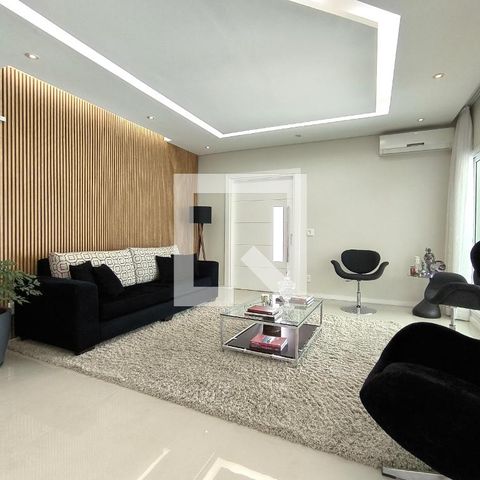 Casa de condomínio à venda com 452m², 3 quartos e 4 vagas Casa de condomínio à venda com 452m², 3 quartos e 4 vagasSala