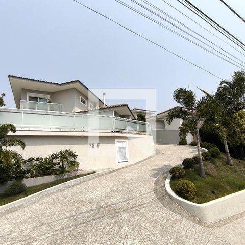 Casa de condomínio à venda com 452m², 3 quartos e 4 vagas Casa de condomínio à venda com 452m², 3 quartos e 4 vagasFachada