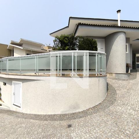 Casa de condomínio à venda com 452m², 3 quartos e 4 vagas Casa de condomínio à venda com 452m², 3 quartos e 4 vagasFachada