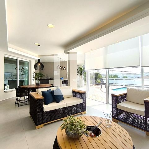 Casa de condomínio à venda com 452m², 3 quartos e 4 vagas Casa de condomínio à venda com 452m², 3 quartos e 4 vagasÁrea comum