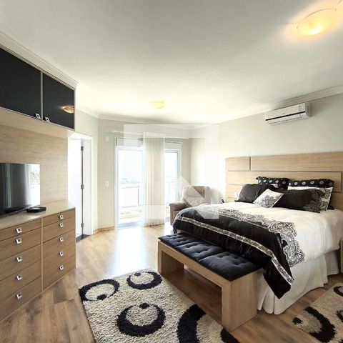 Casa de condomínio à venda com 452m², 3 quartos e 4 vagas Casa de condomínio à venda com 452m², 3 quartos e 4 vagasSala