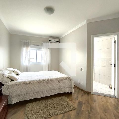 Casa de condomínio à venda com 452m², 3 quartos e 4 vagas Casa de condomínio à venda com 452m², 3 quartos e 4 vagasSuíte 2