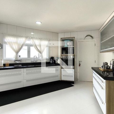 Casa de condomínio à venda com 452m², 3 quartos e 4 vagas Casa de condomínio à venda com 452m², 3 quartos e 4 vagasCozinha