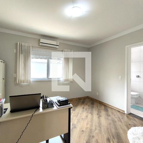 Casa de condomínio à venda com 452m², 3 quartos e 4 vagas Casa de condomínio à venda com 452m², 3 quartos e 4 vagasHall 2° andar