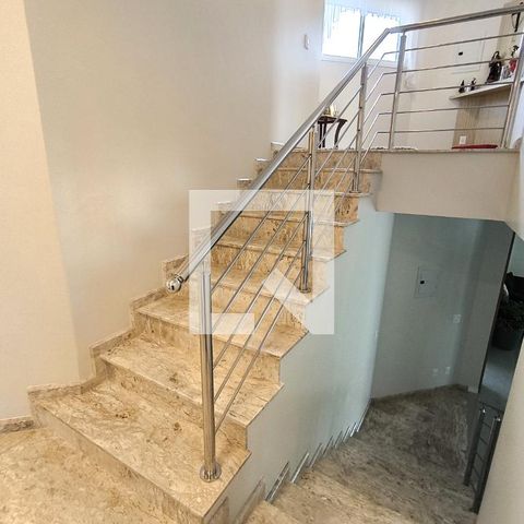 Casa de condomínio à venda com 452m², 3 quartos e 4 vagas Casa de condomínio à venda com 452m², 3 quartos e 4 vagasEscada