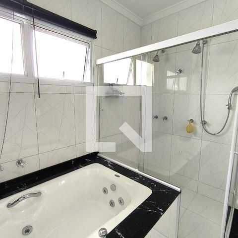 Casa de condomínio à venda com 452m², 3 quartos e 4 vagas Casa de condomínio à venda com 452m², 3 quartos e 4 vagasBanheiro