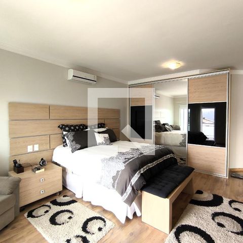 Casa de condomínio à venda com 452m², 3 quartos e 4 vagas Casa de condomínio à venda com 452m², 3 quartos e 4 vagasSala