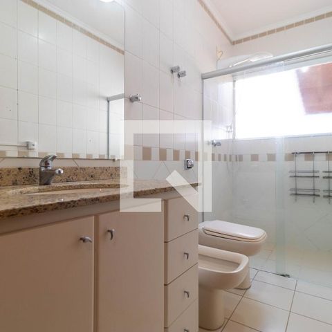 Casa de condomínio à venda com 350m², 4 quartos e 4 vagas Casa de condomínio à venda com 350m², 4 quartos e 4 vagasBanheiro da Suíte 01