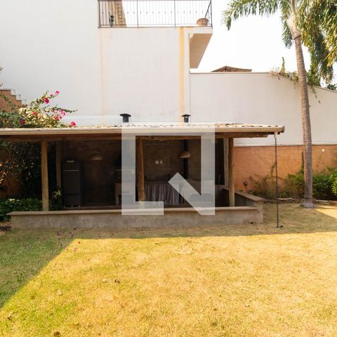 Casa de condomínio à venda com 350m², 4 quartos e 4 vagas Casa de condomínio à venda com 350m², 4 quartos e 4 vagasQuintal