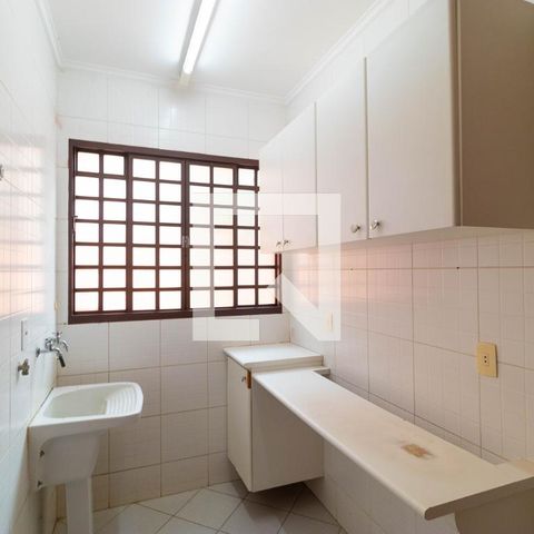 Casa de condomínio à venda com 350m², 4 quartos e 4 vagas Casa de condomínio à venda com 350m², 4 quartos e 4 vagasÁrea de Serviço