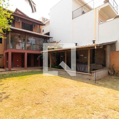 Casa de condomínio à venda com 350m², 4 quartos e 4 vagas Casa de condomínio à venda com 350m², 4 quartos e 4 vagasQuintal