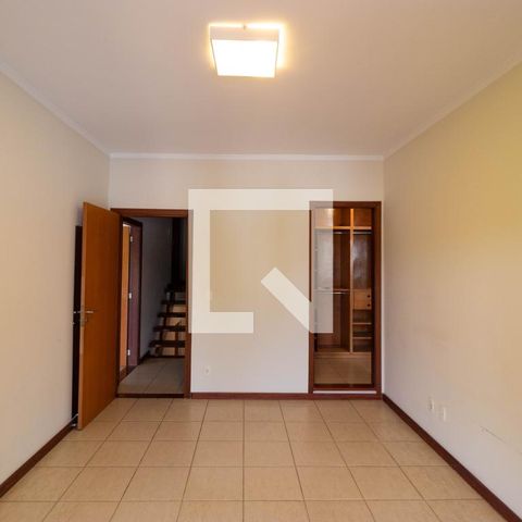 Casa de condomínio à venda com 350m², 4 quartos e 4 vagas Casa de condomínio à venda com 350m², 4 quartos e 4 vagasSuíte 01