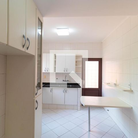 Casa de condomínio à venda com 350m², 4 quartos e 4 vagas Casa de condomínio à venda com 350m², 4 quartos e 4 vagasCozinha