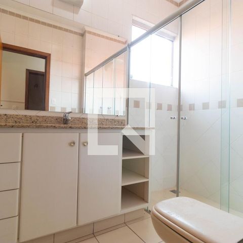 Casa de condomínio à venda com 350m², 4 quartos e 4 vagas Casa de condomínio à venda com 350m², 4 quartos e 4 vagasBanheiro da Suíte 02