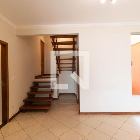 Casa de condomínio à venda com 350m², 4 quartos e 4 vagas Casa de condomínio à venda com 350m², 4 quartos e 4 vagasSalas