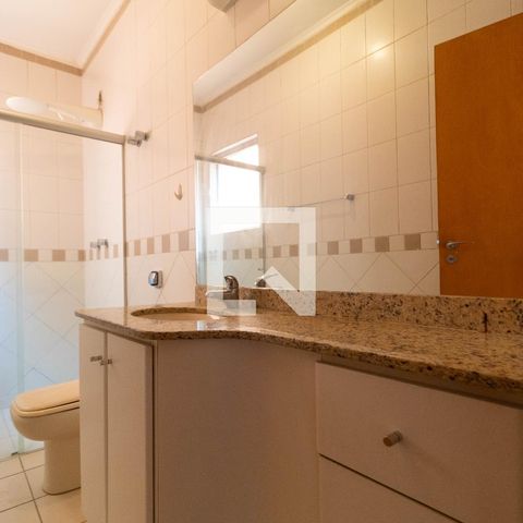Casa de condomínio à venda com 350m², 4 quartos e 4 vagas Casa de condomínio à venda com 350m², 4 quartos e 4 vagasBanheiro da Suíte 04
