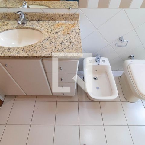 Casa de condomínio à venda com 350m², 4 quartos e 4 vagas Casa de condomínio à venda com 350m², 4 quartos e 4 vagasBanheiro da Suíte 01
