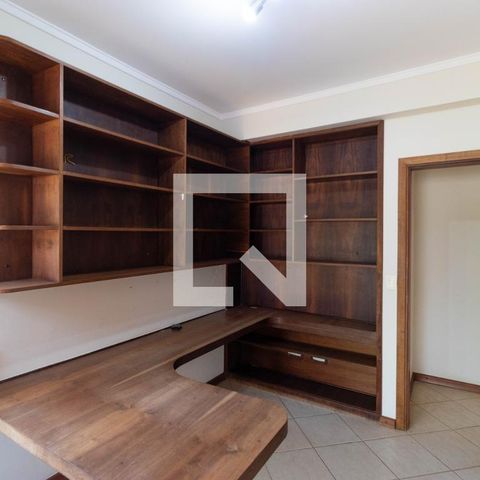 Casa de condomínio à venda com 350m², 4 quartos e 4 vagas Casa de condomínio à venda com 350m², 4 quartos e 4 vagasEscritório