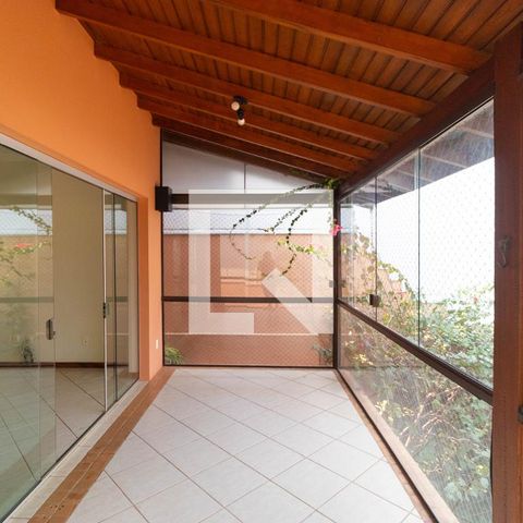 Casa de condomínio à venda com 350m², 4 quartos e 4 vagas Casa de condomínio à venda com 350m², 4 quartos e 4 vagasSacada da Salas