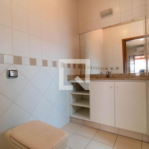 Casa de condomínio à venda com 350m², 4 quartos e 4 vagas Casa de condomínio à venda com 350m², 4 quartos e 4 vagasBanheiro da Suíte 03