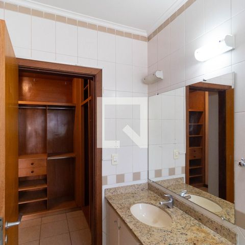 Casa de condomínio à venda com 350m², 4 quartos e 4 vagas Casa de condomínio à venda com 350m², 4 quartos e 4 vagasBanheiro da Suíte 01