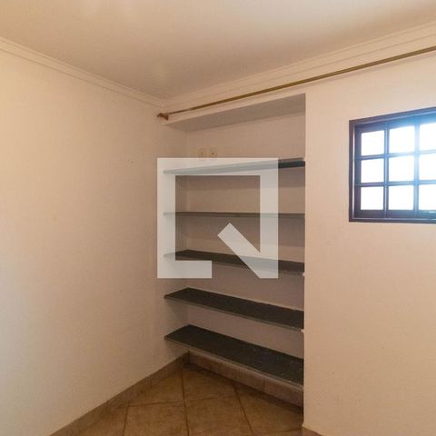 Casa de condomínio à venda com 350m², 4 quartos e 4 vagas Casa de condomínio à venda com 350m², 4 quartos e 4 vagasQuarto de Serviço