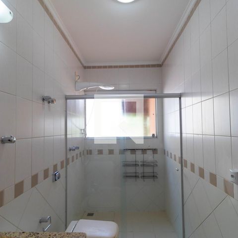 Casa de condomínio à venda com 350m², 4 quartos e 4 vagas Casa de condomínio à venda com 350m², 4 quartos e 4 vagasBanheiro da Suíte 01