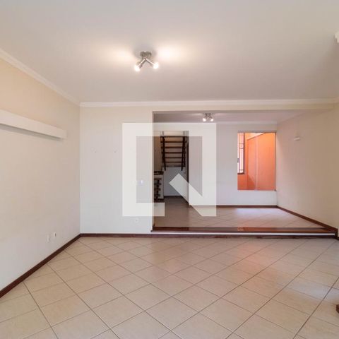 Casa de condomínio à venda com 350m², 4 quartos e 4 vagas Casa de condomínio à venda com 350m², 4 quartos e 4 vagasSalas