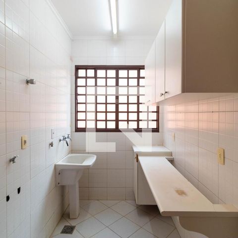 Casa de condomínio à venda com 350m², 4 quartos e 4 vagas Casa de condomínio à venda com 350m², 4 quartos e 4 vagasÁrea de Serviço