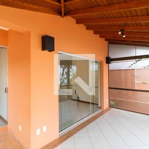 Casa de condomínio à venda com 350m², 4 quartos e 4 vagas Casa de condomínio à venda com 350m², 4 quartos e 4 vagasSacada da Salas